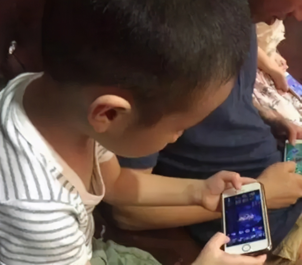 熊孩子把价值百万的的车买下来,小孩为玛莎拉蒂充钱上万