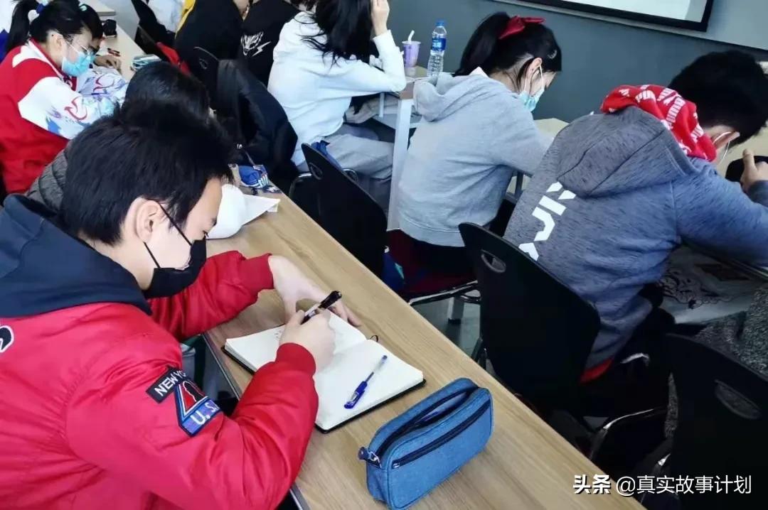 回龙观，一群985妈妈的反鸡娃实践：摆脱霸凌，却摆脱不了内卷