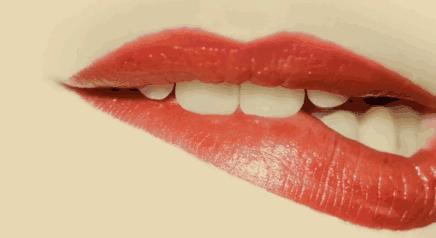 接吻吃口红会不会得病,口红吃到口里有毒吗