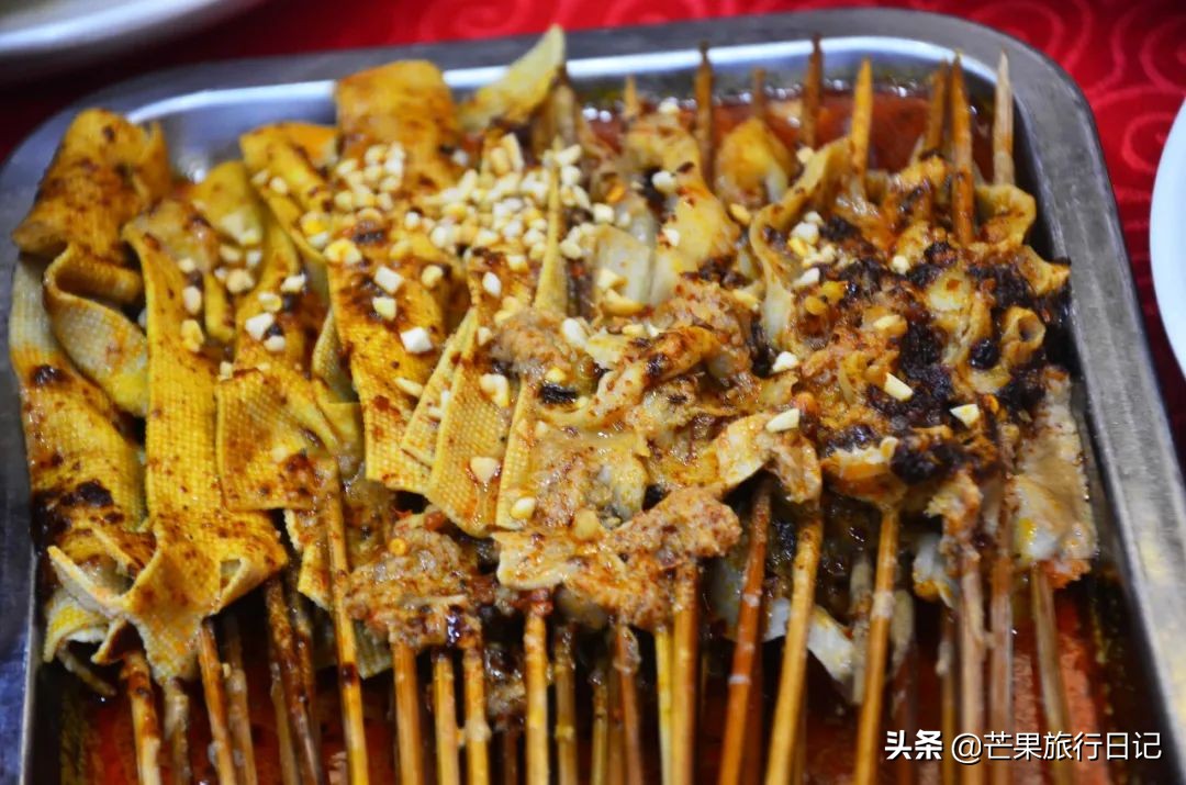 西安的繁华是任何城市不能比的,西安城市被誉为天府之国