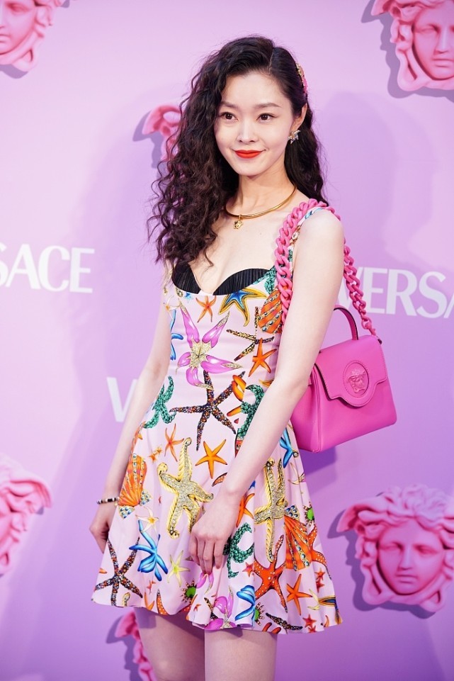 宋轶穿印花衣配运动裤秀身材,宋轶穿粉色针织衫真显嫩