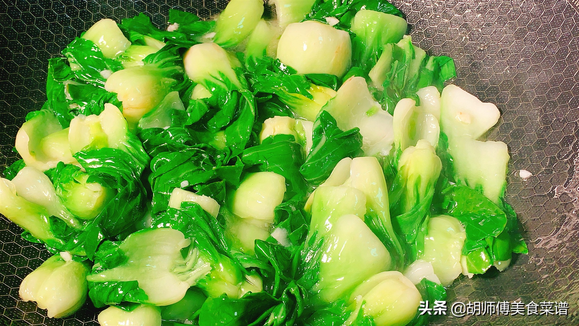 炒青菜，直接下锅炒是错的！多做1步，青菜翠绿鲜嫩，不比饭店差