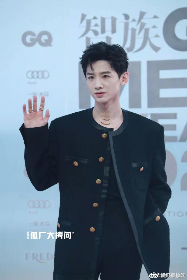 gq盛典蔡徐坤迪丽热巴内场 (gq盛典迪丽热巴蔡徐坤同框)