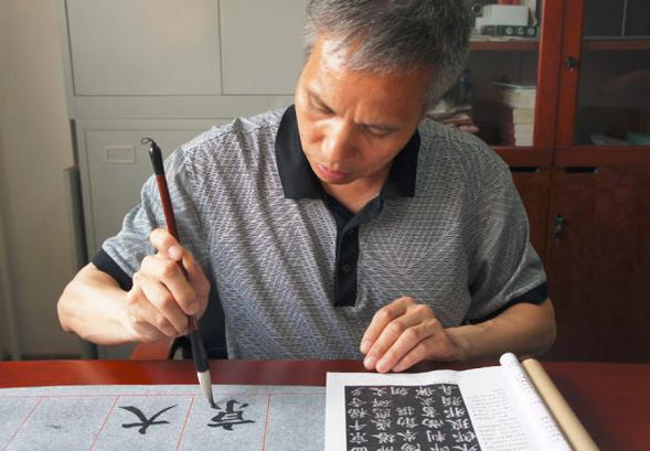 转字毛笔写法教学,初学毛笔握笔正确姿势有几种