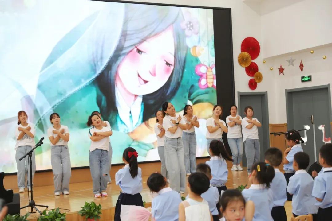 幼儿园老师小朋友表演庆祝七一,西安高新第五幼儿园毕业典礼