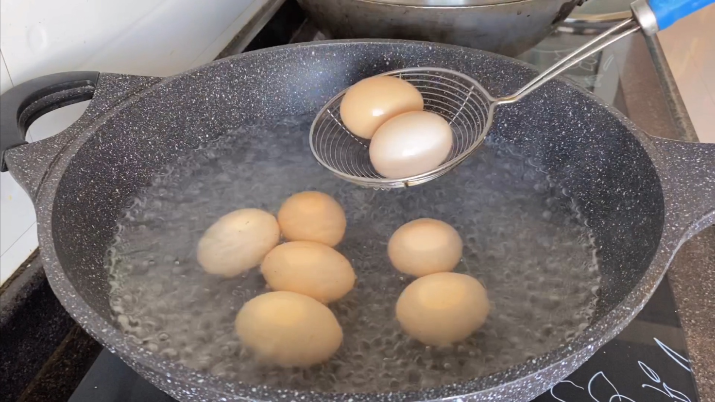 怎样煮鸡蛋不裂而且好剥皮,煮鸡蛋不破裂的正确方法