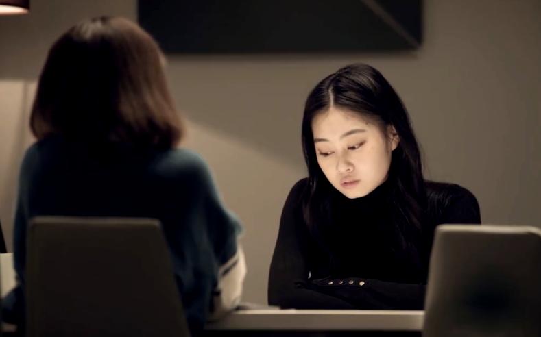 面对同一个单身暖男，两个高情商女人的不同选择