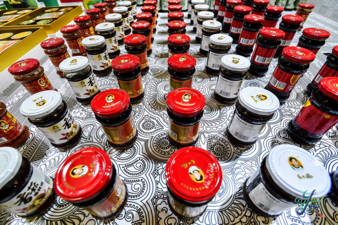 多彩进博会：老干妈走上时装周、苗绣碰撞爱马仕、贵银遇见…