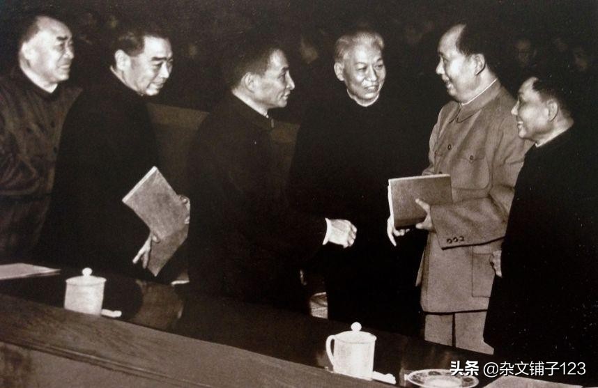 1953年，*云陈**提出用票购物，计划经济由此开始