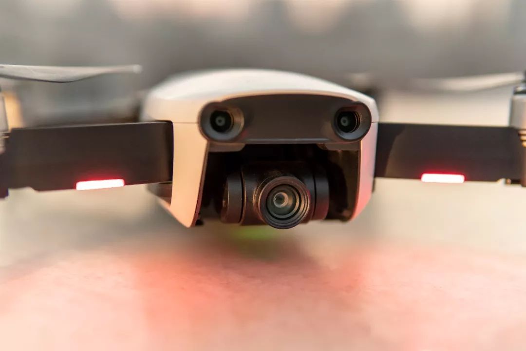 大疆“御”MavicAir，你见过可以塞进口袋的随行无人机吗？