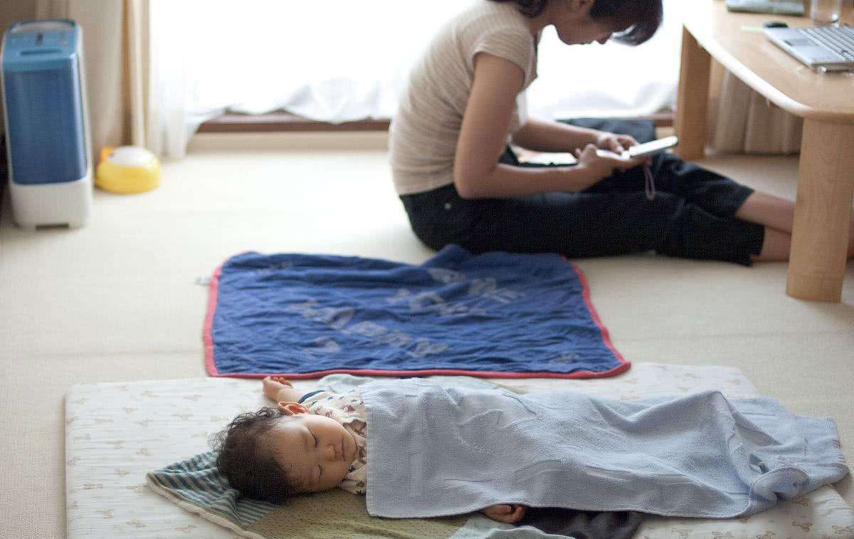 五个月宝宝不会翻身是因为缺钙吗,宝宝睡觉爱趴着是怎么纠正