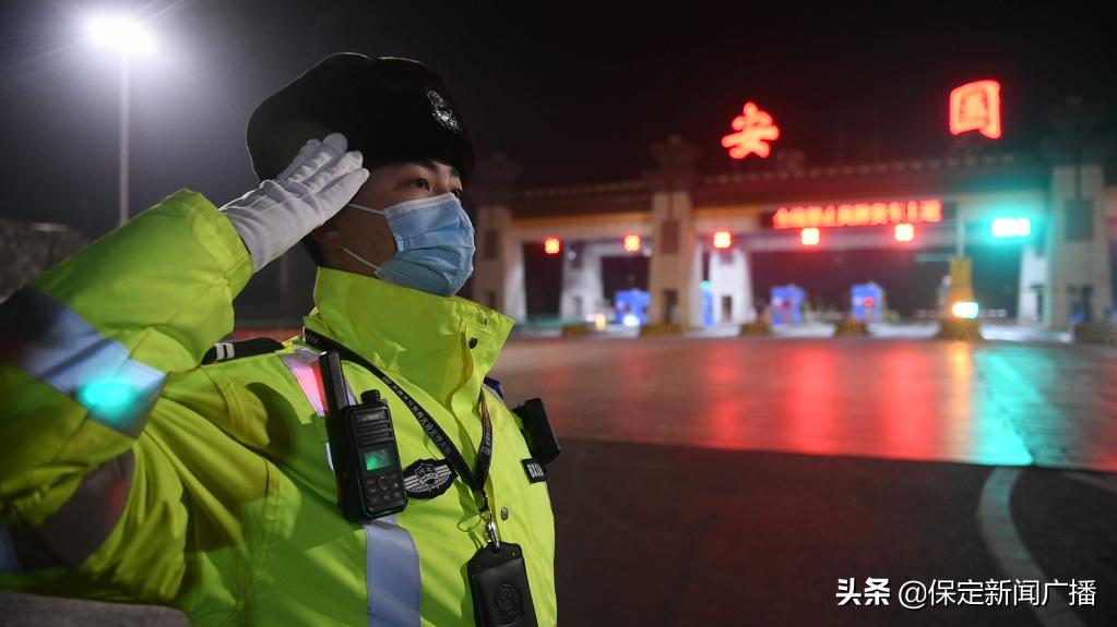 褪去这身警服，他是一个孩子；穿上这身警服，他是一个战士！