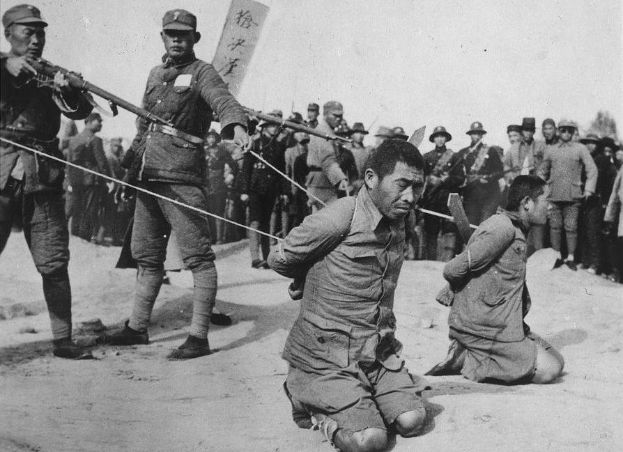 杀害闻一多的凶手，躲在成都开香烟店，因看报坐姿正派暴露被枪毙