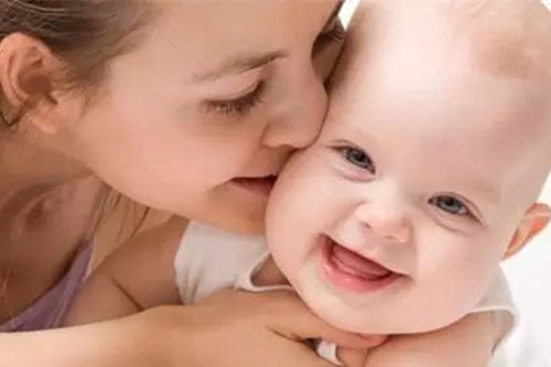 亲吻小宝宝的危害,亲吻宝宝的危害案例图片
