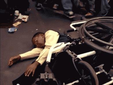 搞笑GIF开心一刻：你这日子不容易，吃大米粥配食盐