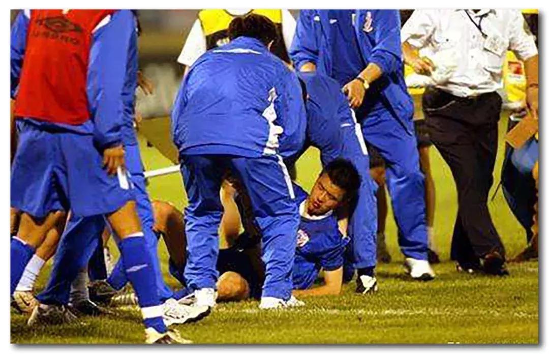 足球场为什么球员要吐口水,足球场上为什么球员乱吐痰