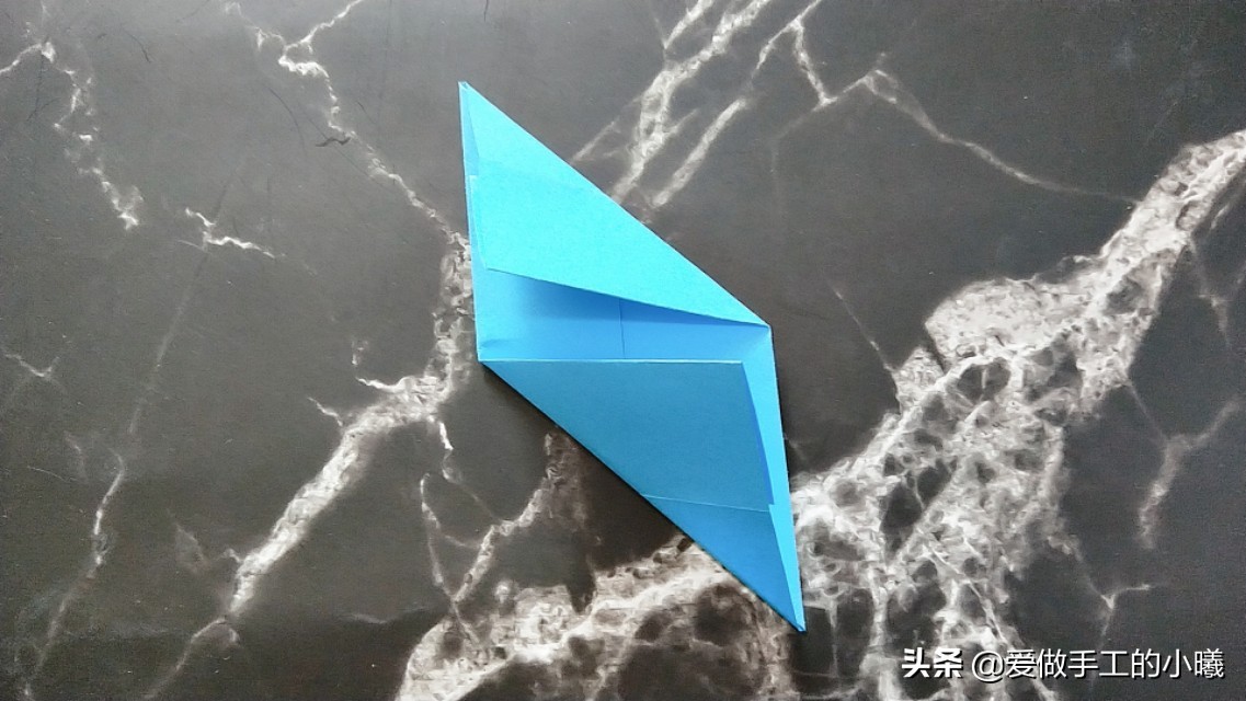 好玩的折纸旋转陀螺有一点点复杂,不用胶水就可以折的陀螺