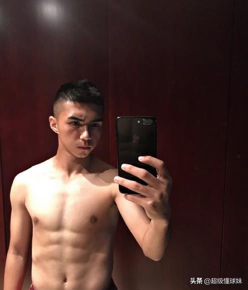 痛心！面对韩国球员挑衅国青哑声一旁呆望看看老前辈是怎么做的