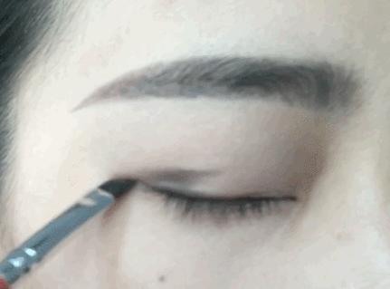 眼影的正确化妆步骤,眼影化妆的正确步骤初学者