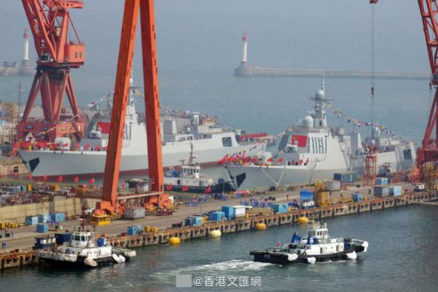 4艘万吨大驱同时开工尽显霸气,船厂两大船同时出坞