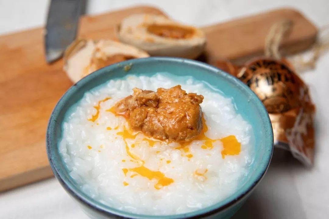 央视曝光流油的海鸭蛋20个,央视曝光海鸭蛋一戳就出油