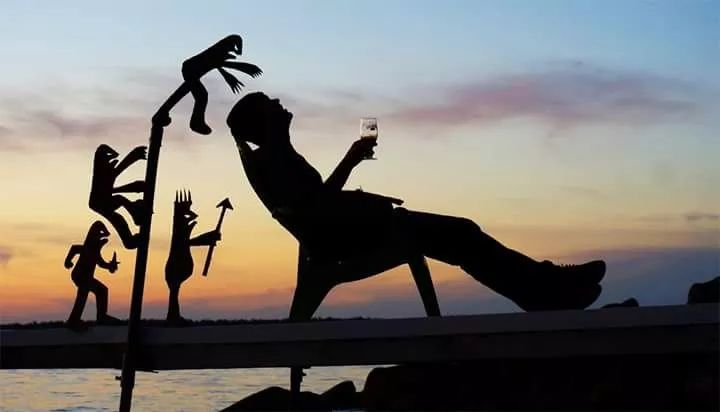 这个男人拍的漫画剪影，小孩看笑了，大人却哭了......