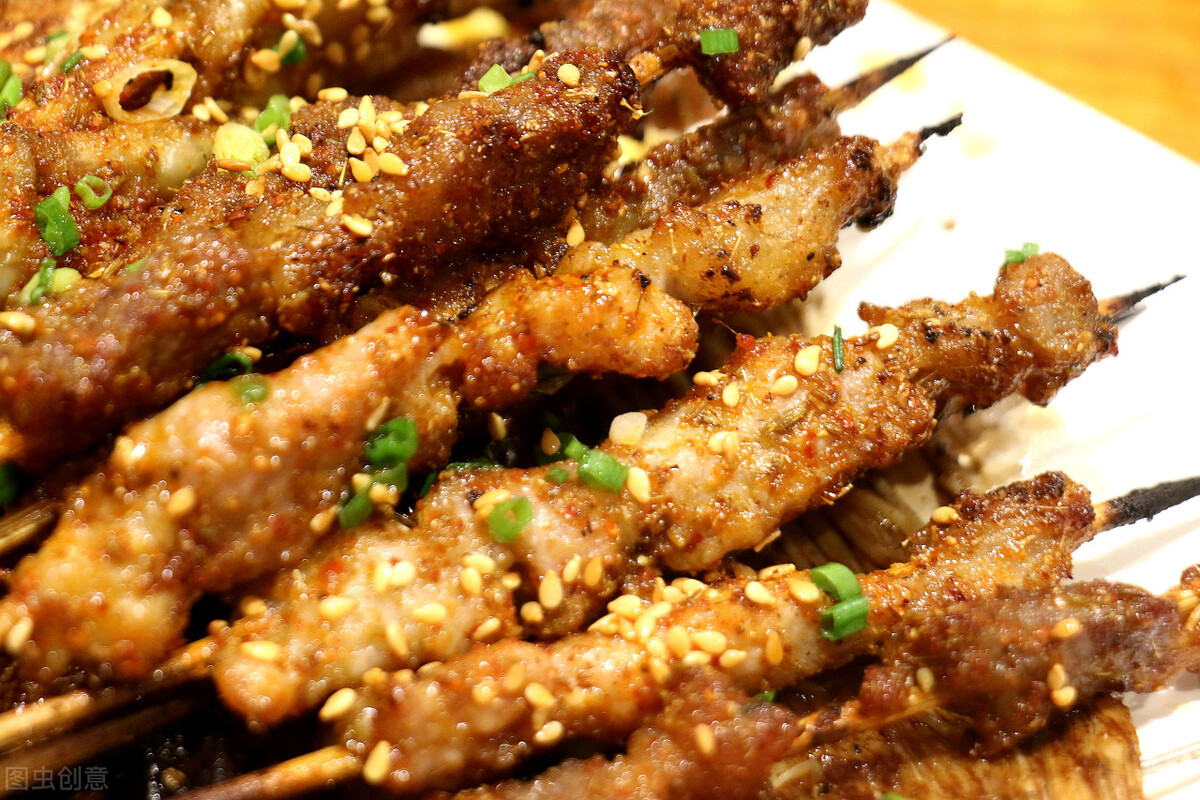 如何让烧烤摊一年赚30万,在山东开一个烧烤店一天能赚多少