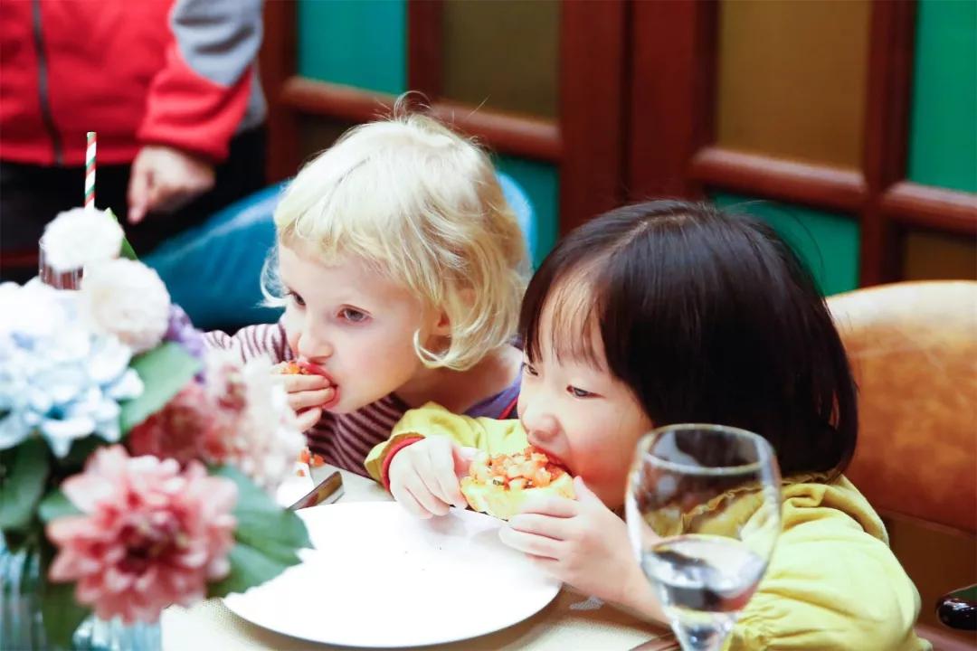 每天要喝掉两杯奶茶,每天要喝2000ml咖啡