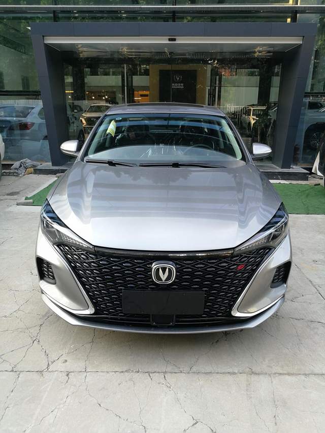 长安逸动5.99万超值版,长安逸动plus荣威i5哪个省油耐用