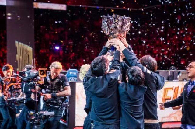 Khan穿了新队服星星标志代表冠军,粉丝调侃来碰瓷的