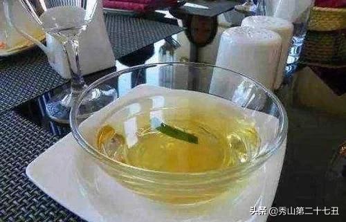 一人吃牛排想去厕所怎么办？刀叉摆对了，服务员看懂不会收走