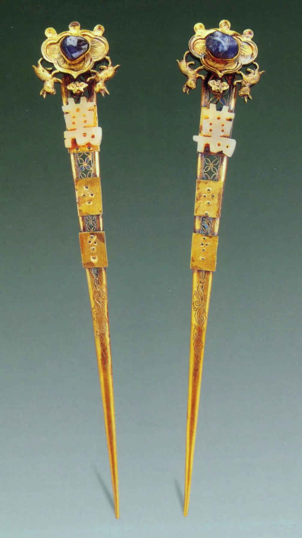 她是真有钱，也是真寂寞