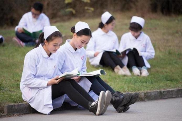 卫校男生是怎样的体验,卫校里的生活