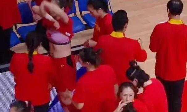 女篮一姐现场换衣霸气十足,无意中露出的腹肌,让男足情何以堪?