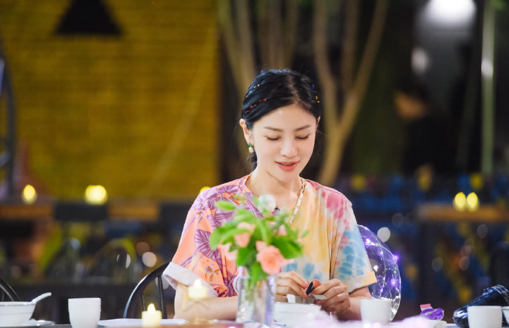 胡可穿衣搭配图,44岁胡可穿娃娃连衣裙配小白鞋