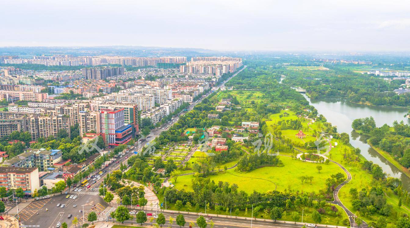 行道树“美容”、鲜花环绕.....双流的街道，你变了！