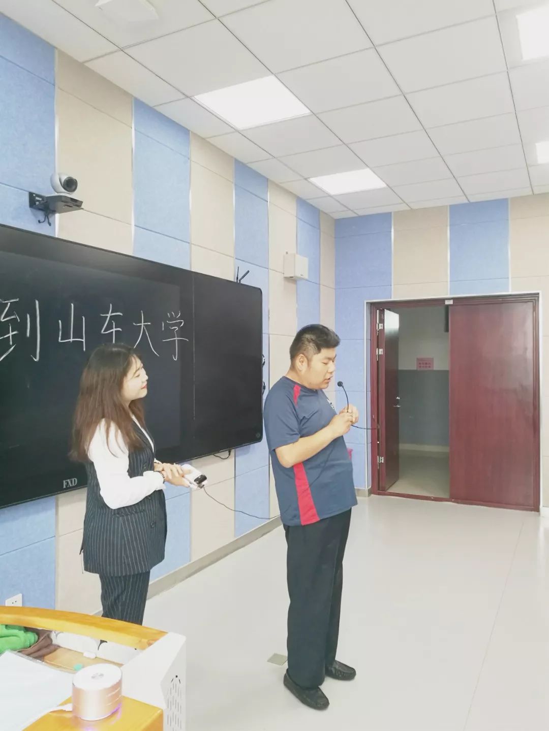 “汇聚爱心，共筑大学梦”---看网教师生将爱与善传递
