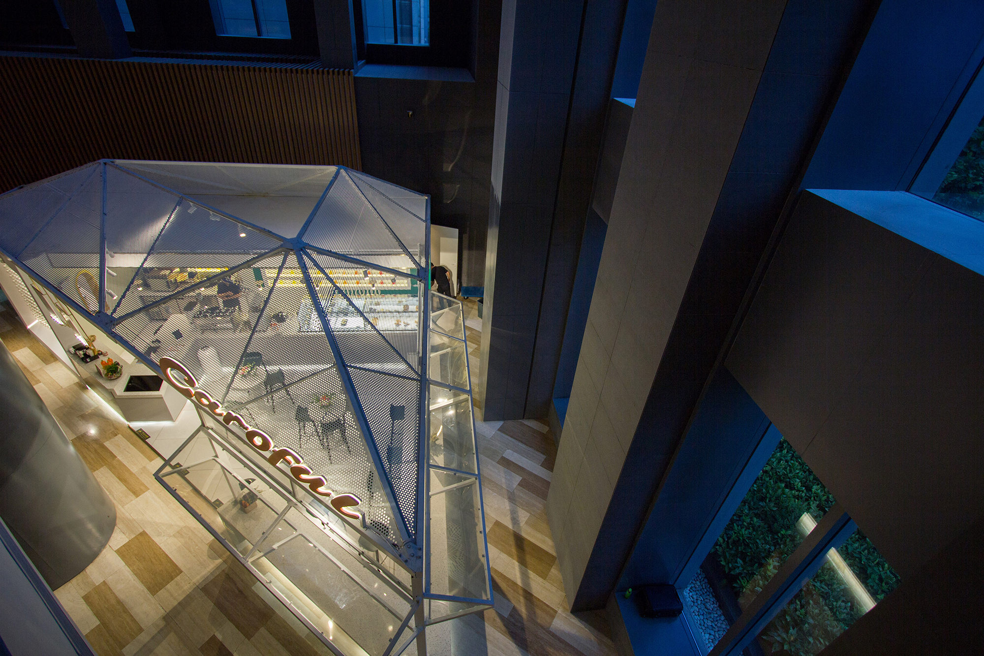 我们在办公大楼里建造了一座通透新鲜的果汁氧吧