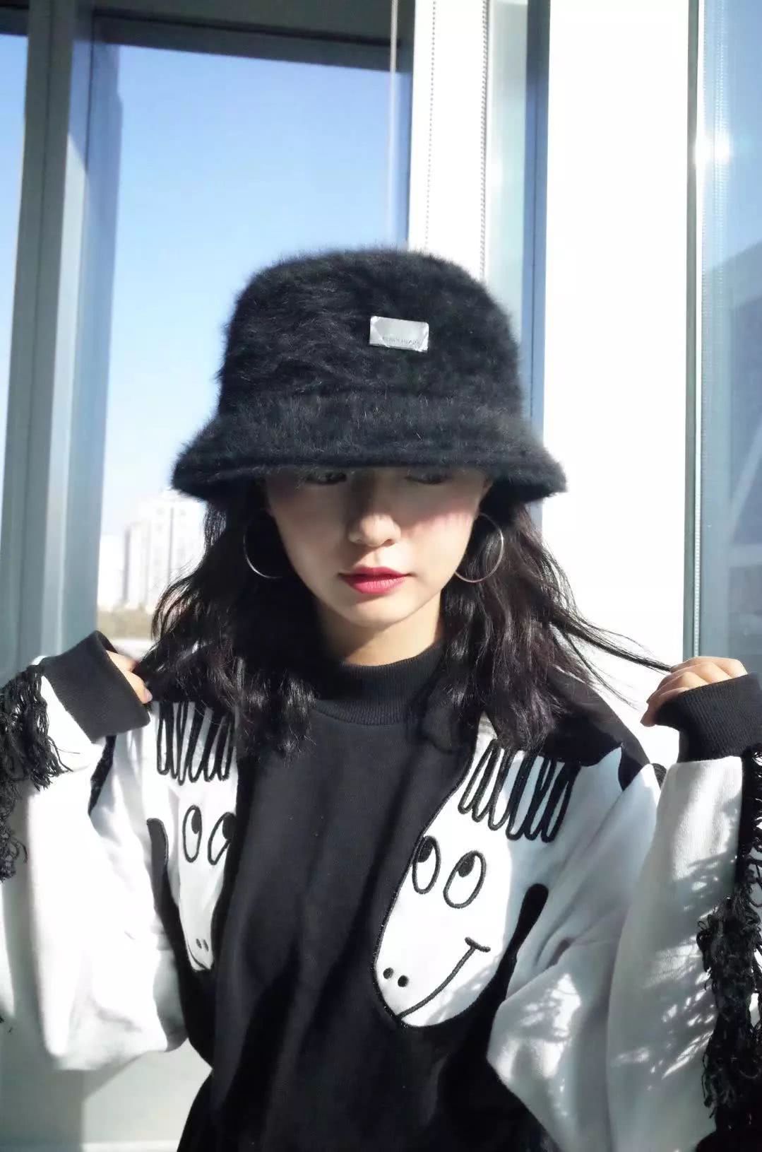 我带身高155的同事来到童装部，结果她逛疯了……