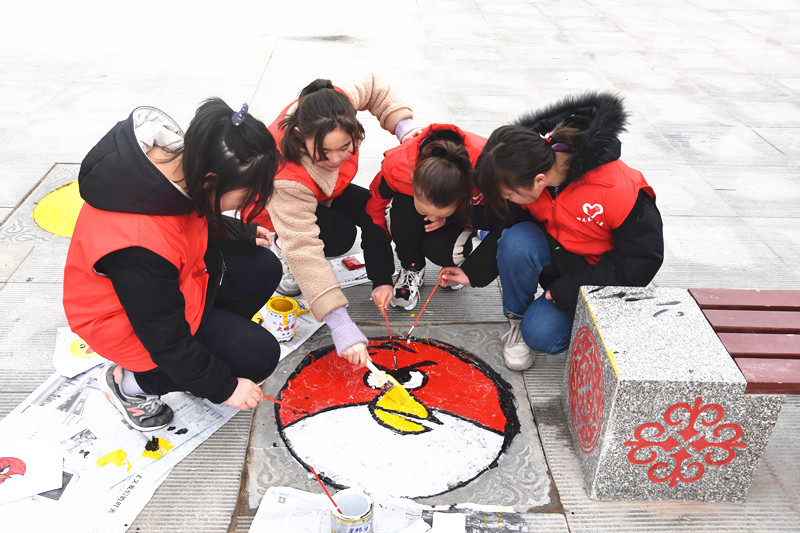 红马甲志愿者背后绘画,红马甲志愿者绘画