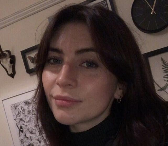 暖心金毛保护小主人,暖心狗狗替老人下雨