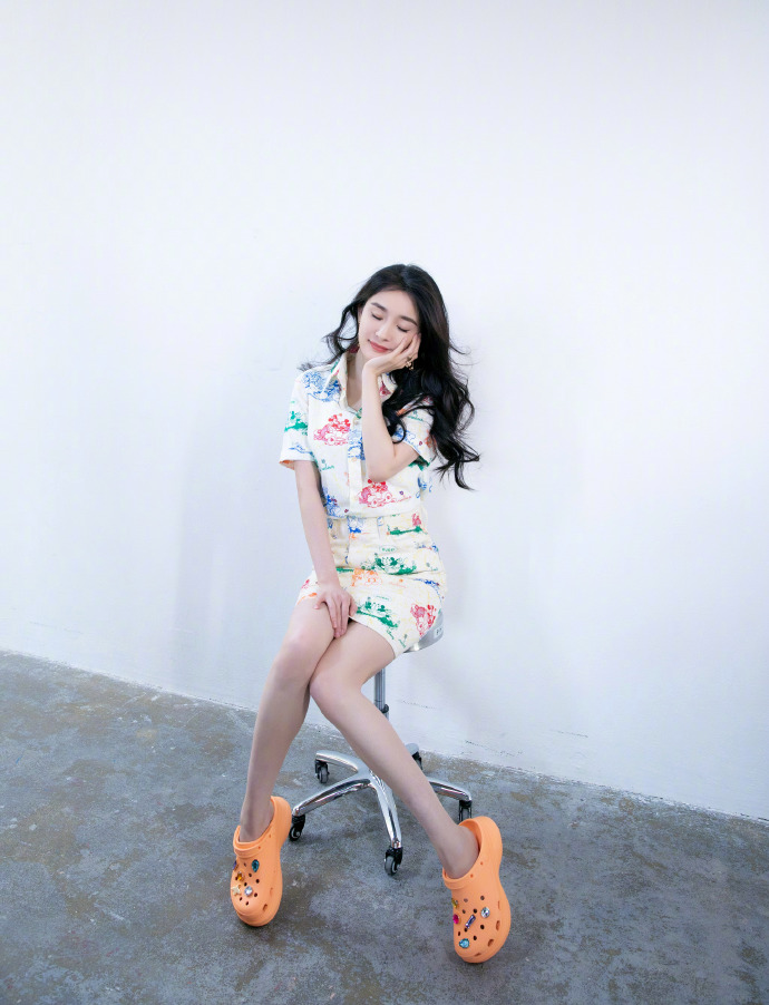 李佳琦直播回应黄腔道歉视频,李佳琦曾对杨幂开黄腔