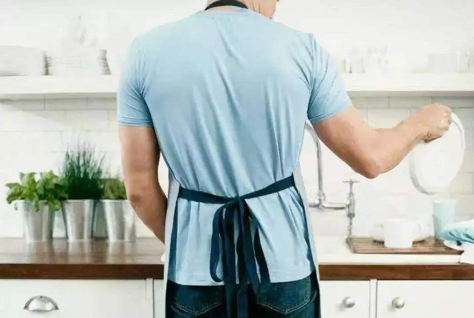 夜市老板娘胸前挂了一个“布袋”，顾客看清后说：再来一碗