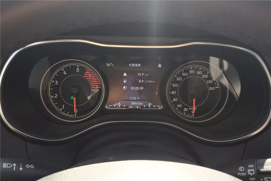 试驾jeep自由光2.0自吸,新款jeep自由光探享版越野视频