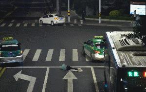 奇葩男子爬上岗亭睡大觉,奇葩男子睡马路