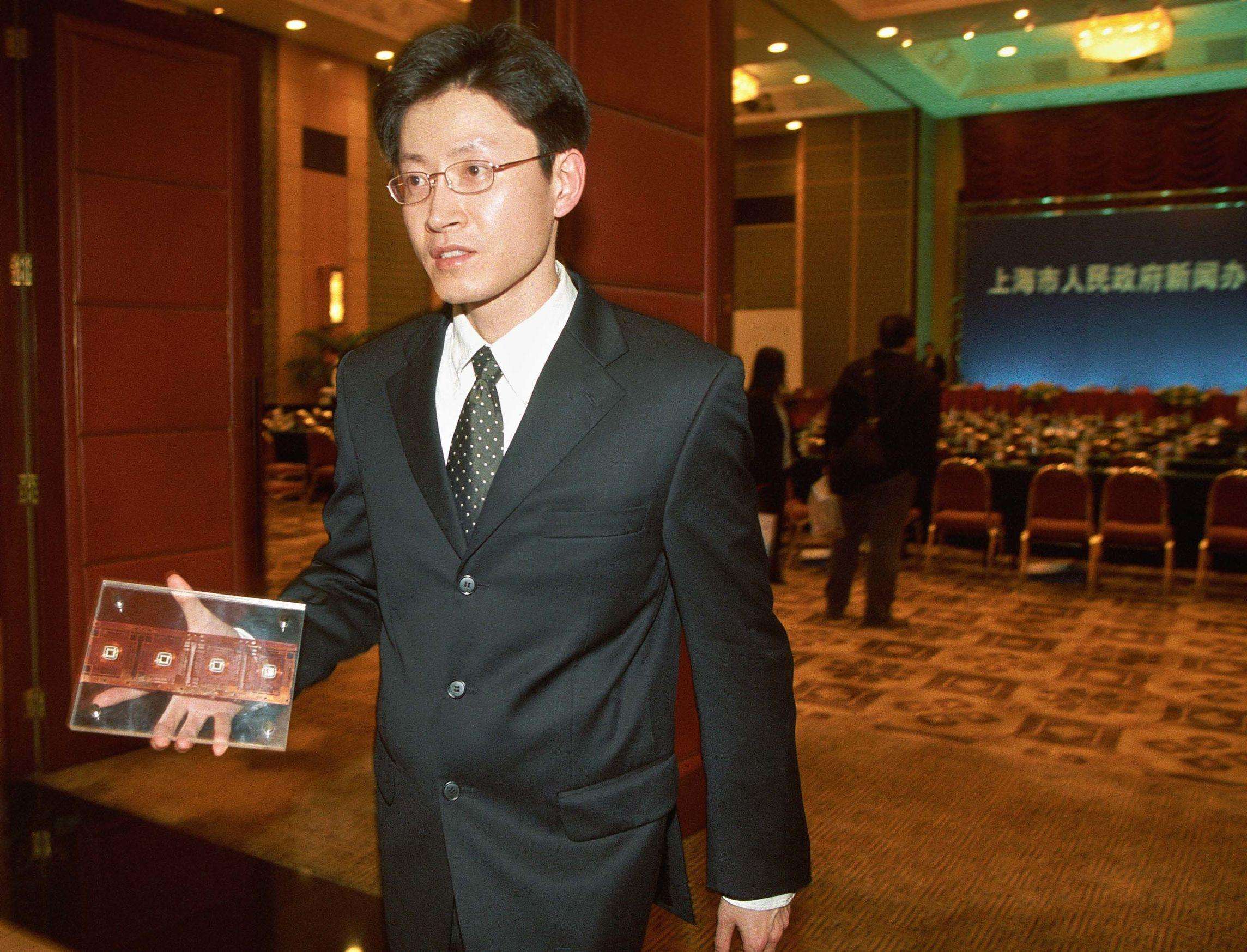 赴美留学博士,用一张砂纸骗走11亿科研经费,让中国芯片停滞13年