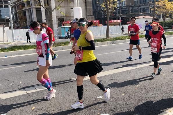 40岁孕妇怀胎8月跑完全马，别盲从，孕期运动还需咨询医生