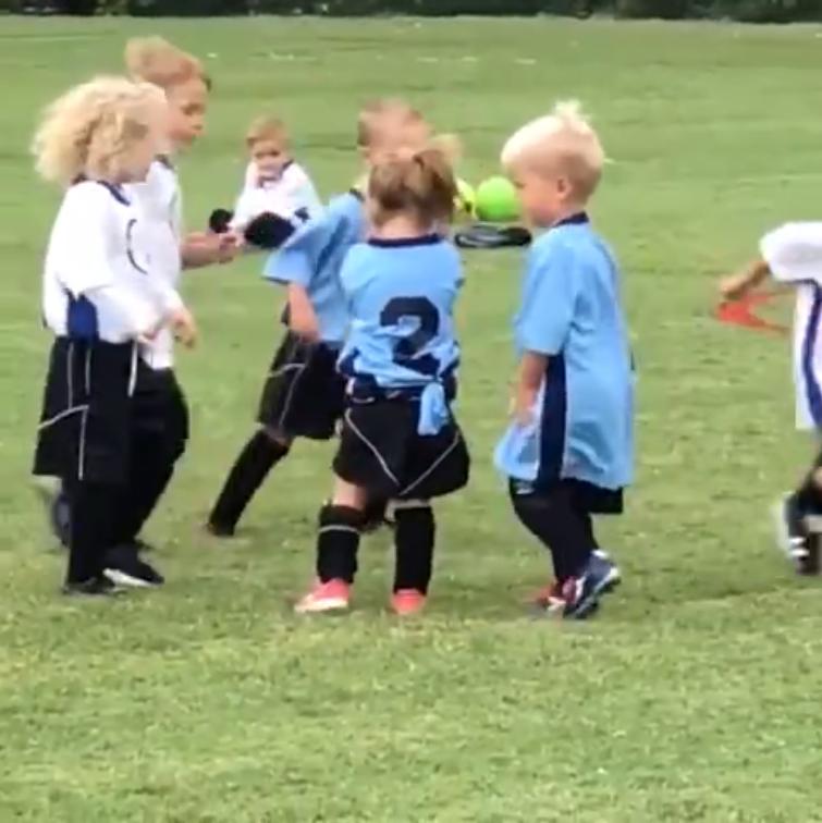 小男孩踢球救小女孩,小男孩踢球不小心撞到女孩