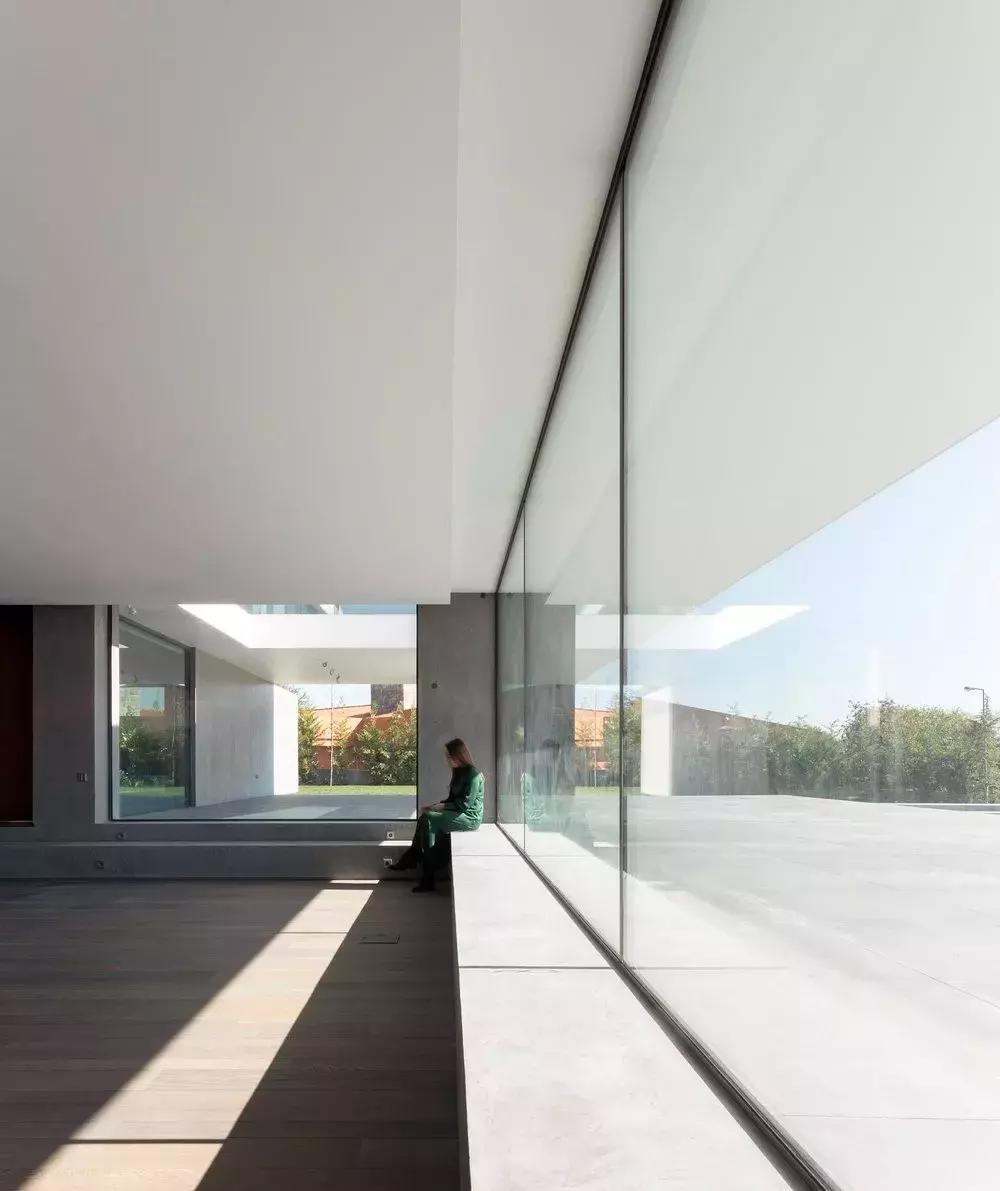 看似简单的白色极简，室内却如此惊艳