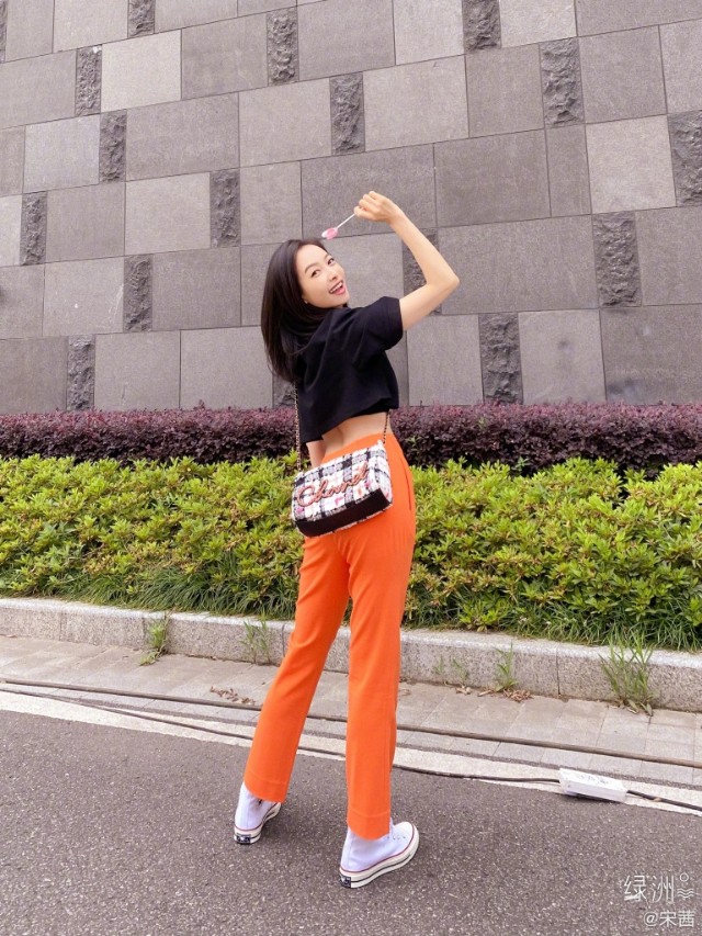 pyoapple夏日清爽穿搭,中国女明星在海滩上穿夏日装